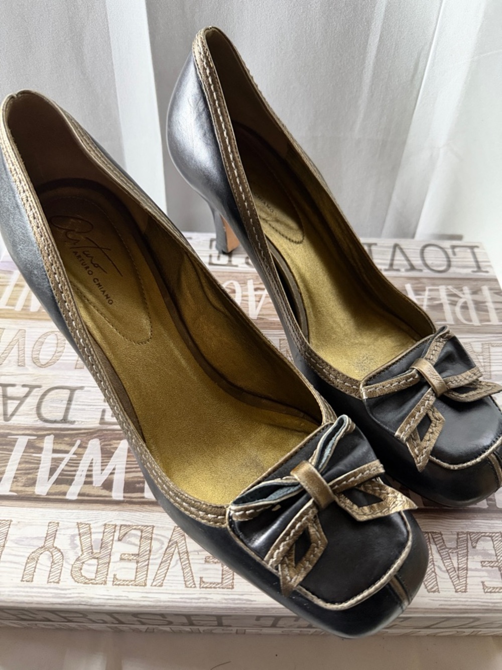 Arturo Chiang Black and Gold Trim Bow Pumps